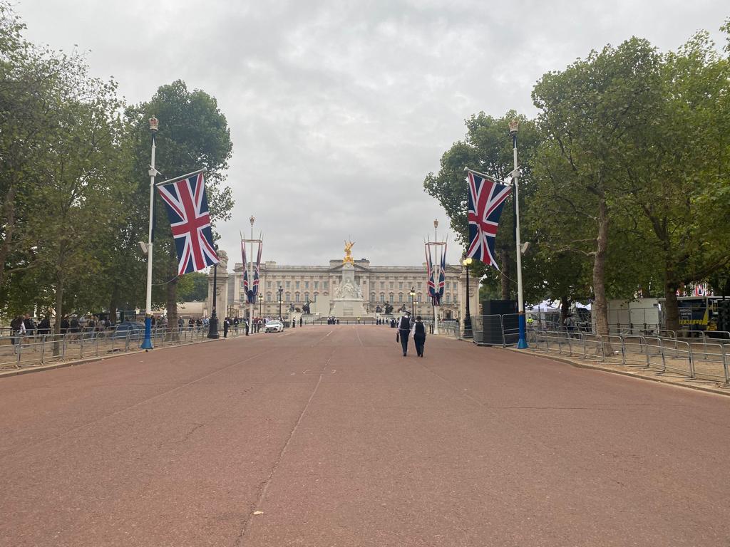Approach to Buckingham Palace