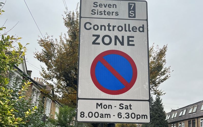 A sign indicating the start of Controlled Parking Zone in Seven Sisters